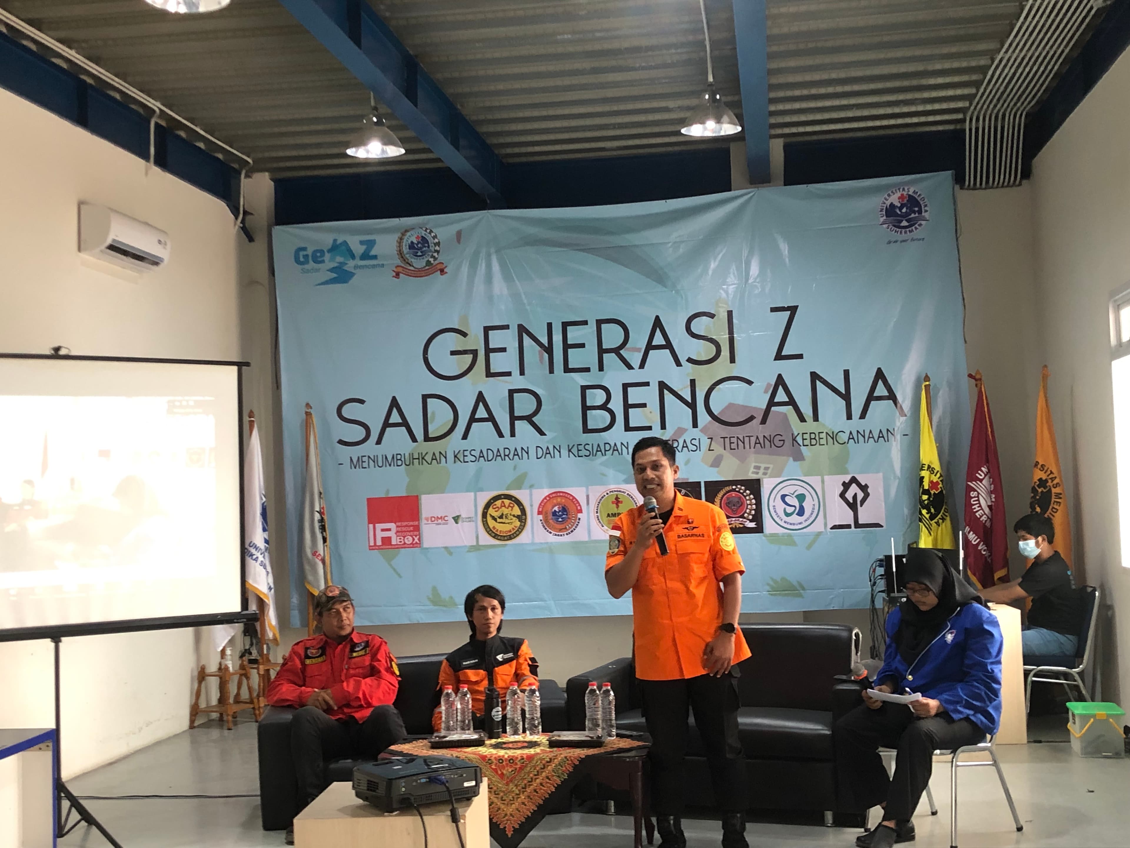 Narasumber 2 : Basaranas Unit Jakarta Timur dan Bekasi, Rizky Dwianto SE, paparan bagaimana pertolongan dan pencarian di era generasi Z, dan kecintaan menjadi relawan untuk kemanusiaan.