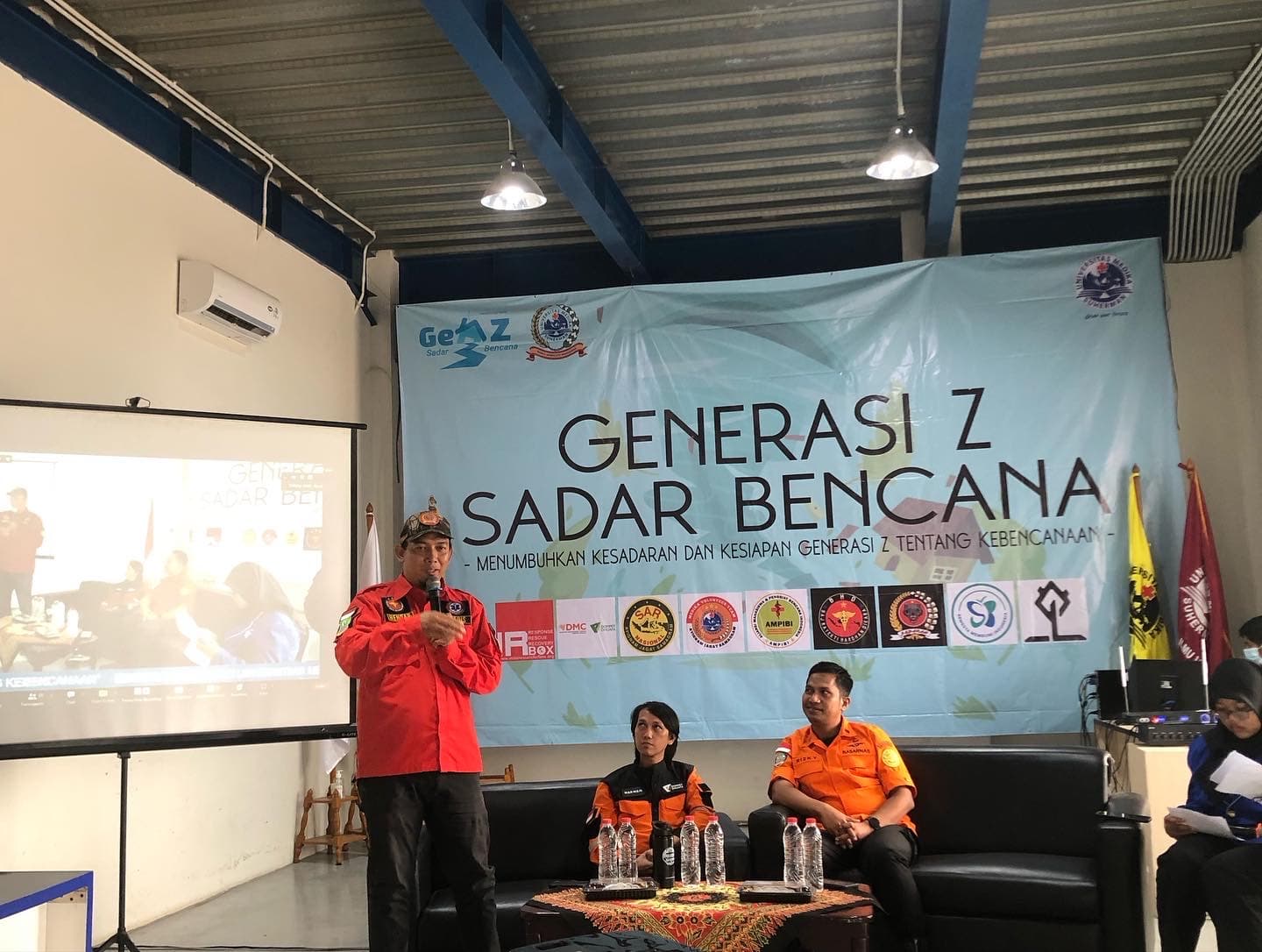 Narasumber 3 : Vounder BHD MEDIS, Hendar Sutisna Cikarang, Paparan kecintaan bergelut di dunia relawan dan penyelamatan, dan membentuk organisasi2 masyarakat yang siap tanggap bencana juga pertolongan pertama dalam gawat darurat.